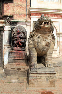尼泊尔Bhaktapur艺术博物馆入口附近的雕像图片