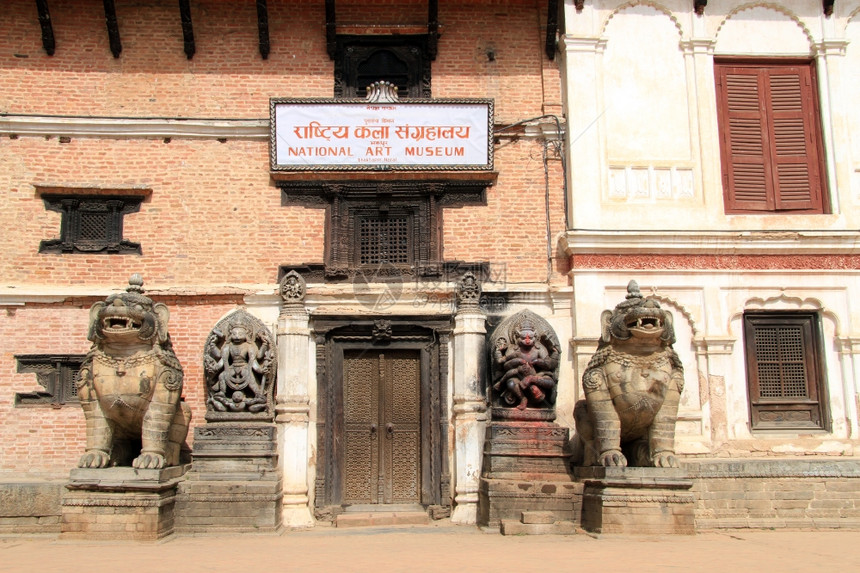 BHAKTAPUR尼泊尔约2013年11月艺术博物馆入口图片