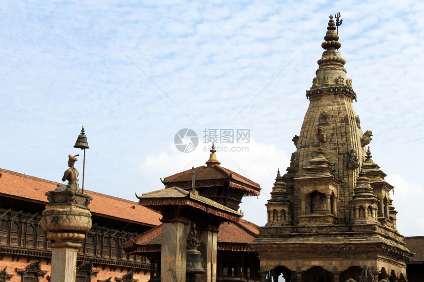 尼泊尔BhaktapurDurbar广场上的纳拉扬雕像和寺庙图片