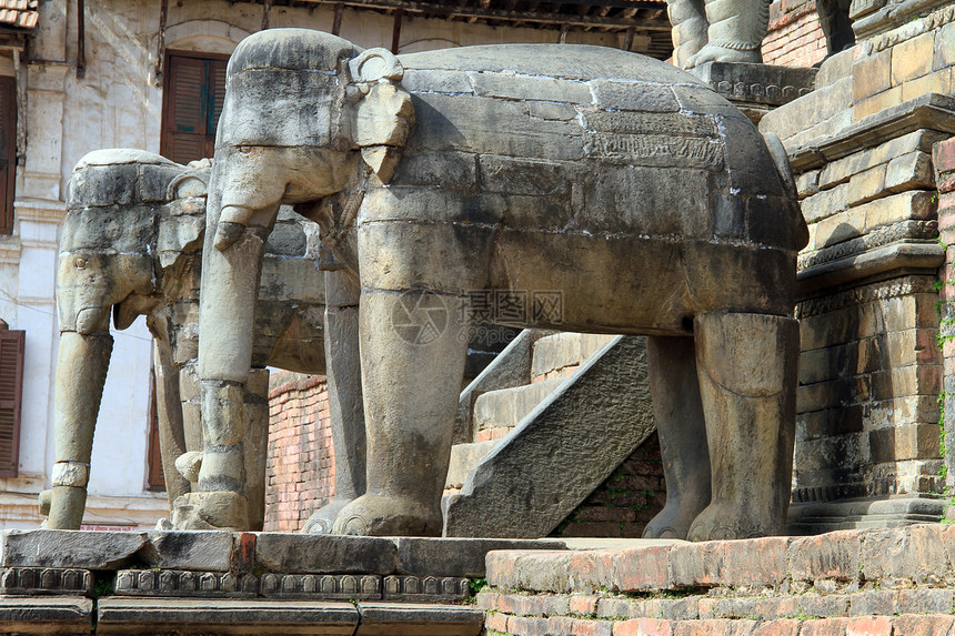 尼泊尔Bhaktapur寺庙上的石象图片
