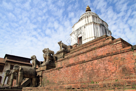 尼泊尔Bhaktapur的杜尔巴有雕像寺庙图片