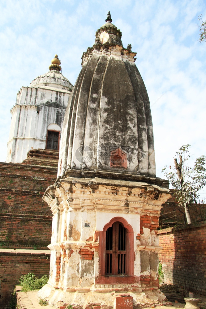尼泊尔Bhaktapur的两座佛塔图片