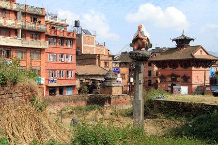尼泊尔Bhaktapur住宅院内子里的纳拉扬神像雕图片