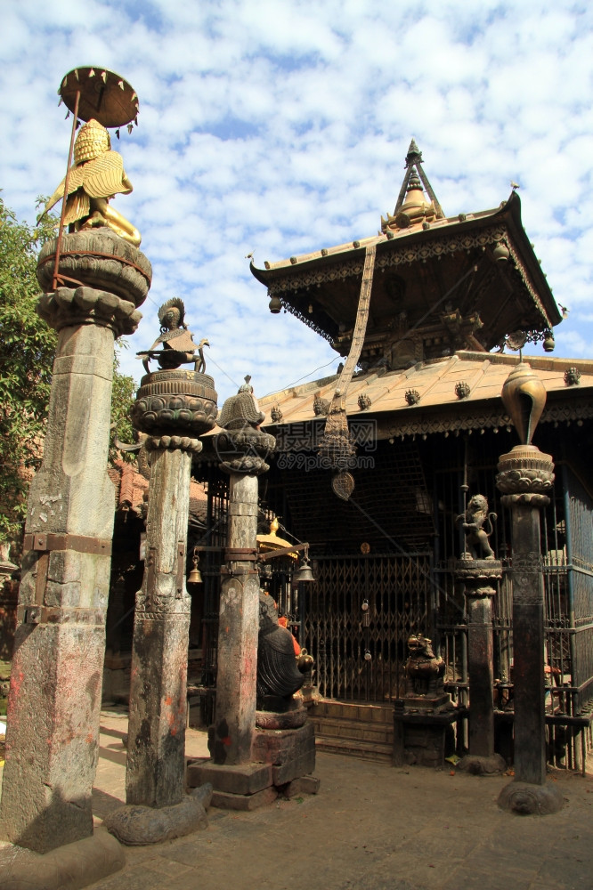 尼泊尔Bhaktapur寺庙附近柱子上的雕像图片