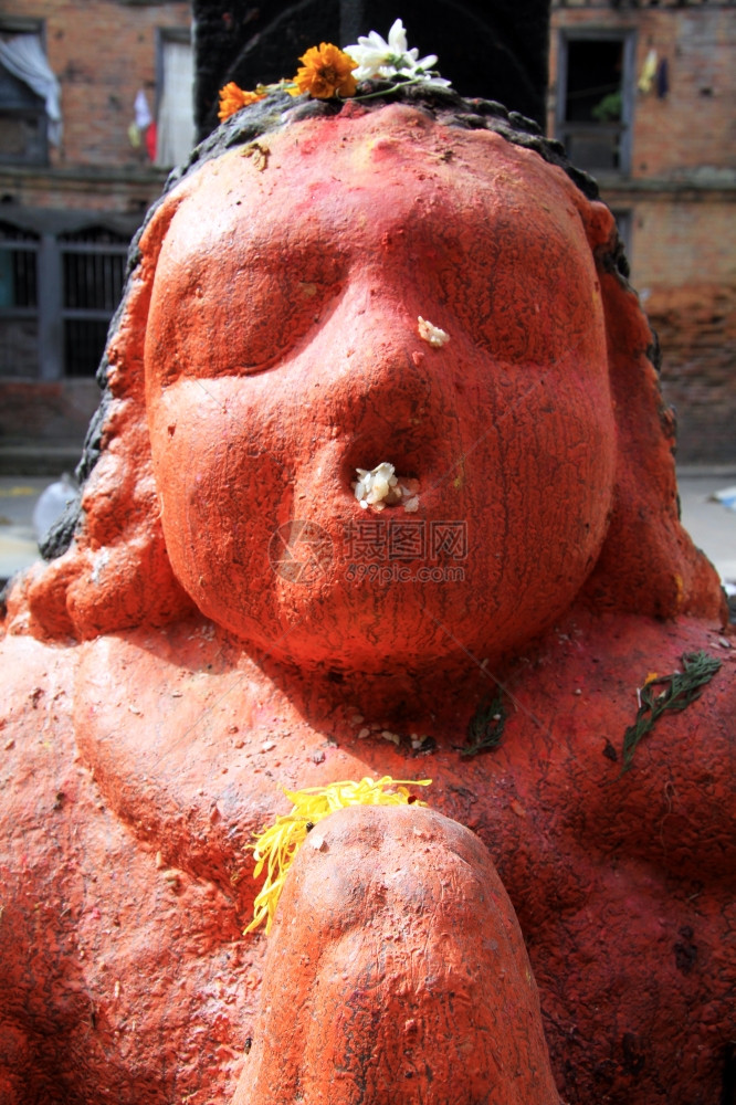尼泊尔Bhaktapur寺庙附近的印度教神的红色偶像图片