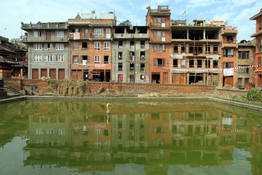 尼泊尔Bhaktapur绿水池塘附近建筑物图片