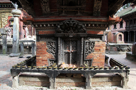 尼泊尔Bhaktapur的ChanguNarayan神庙附近的神龛图片