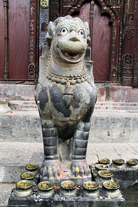 尼泊尔巴克塔普尔的ChanguNarayan寺庙附近的微笑牛图片