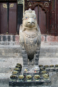 尼泊尔巴克塔普尔附近的ChanguNarayan神庙附近的神鸟雕像图片