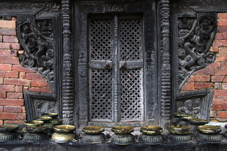 尼泊尔Hhindu寺庙木窗和砖墙图片