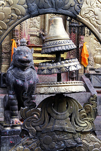 尼泊尔神庙大朝奈良的门和狮子图片