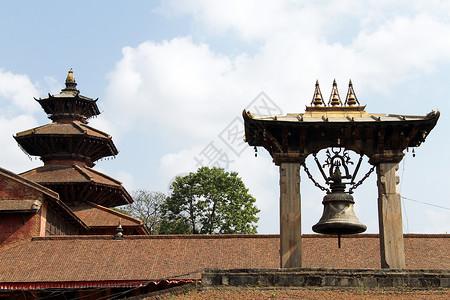 尼泊尔帕坦塔的铜钟和屋顶图片