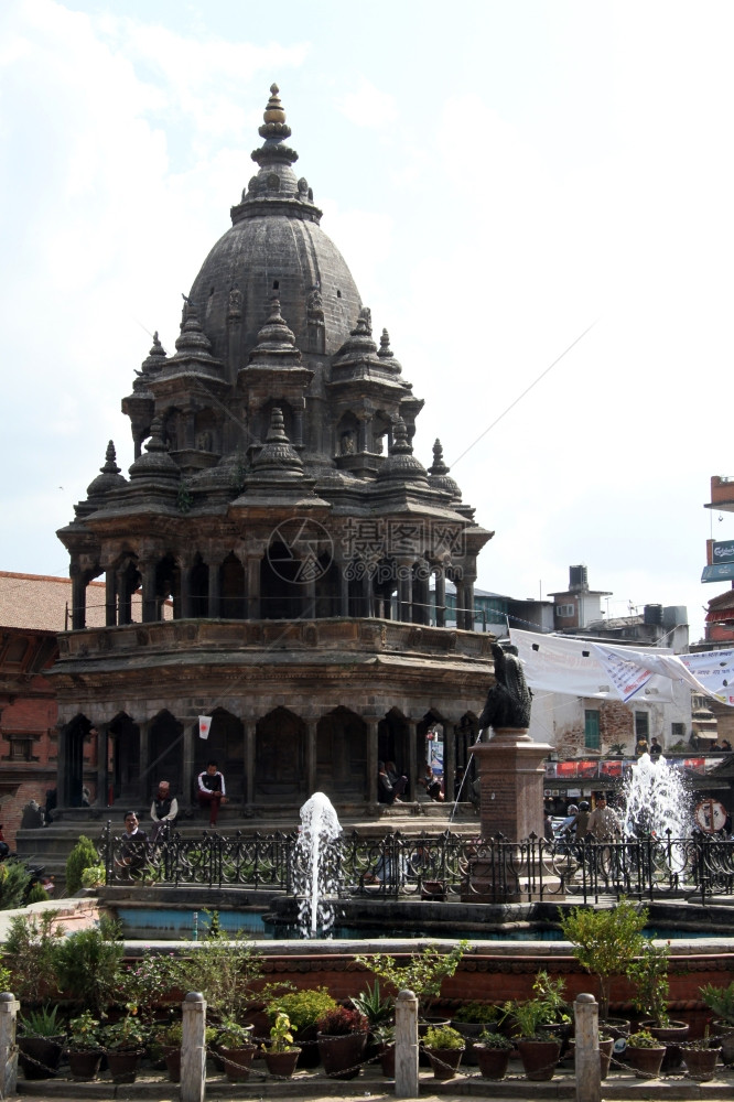 尼泊尔Patan的Durbar广场不老泉和寺庙图片