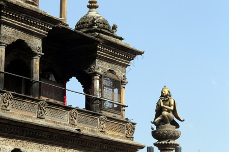尼泊尔帕坦印度教寺庙附近的纳拉扬雕像图片