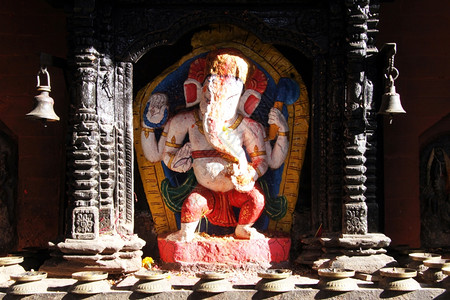 大象的雕像朝圣神格尼沙在庙上图片