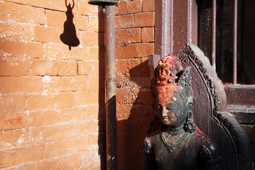 尼泊尔帕坦寺庙角落的佛图片