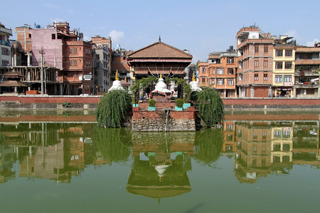 尼泊尔Patan的建筑物和绿水池图片
