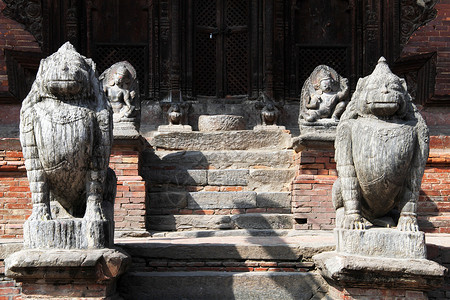尼泊尔巴坦杜巴尔寺附近的石雕高清图片