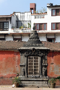 尼泊尔PatanDurbar广场红墙和小寺庙图片