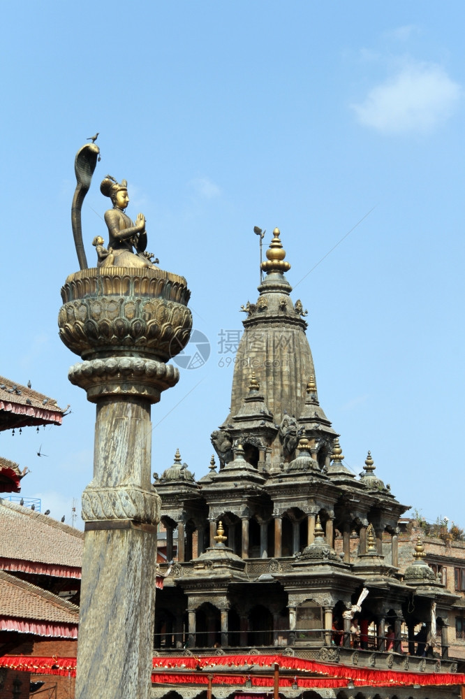 尼泊尔巴坦杜巴广场的纳拉扬雕像和寺庙图片
