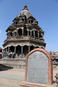 尼泊尔帕坦杜巴尔广场的庙宇和标志图片