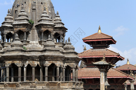 尼泊尔广场的印度教寺庙和塔台屋顶图片