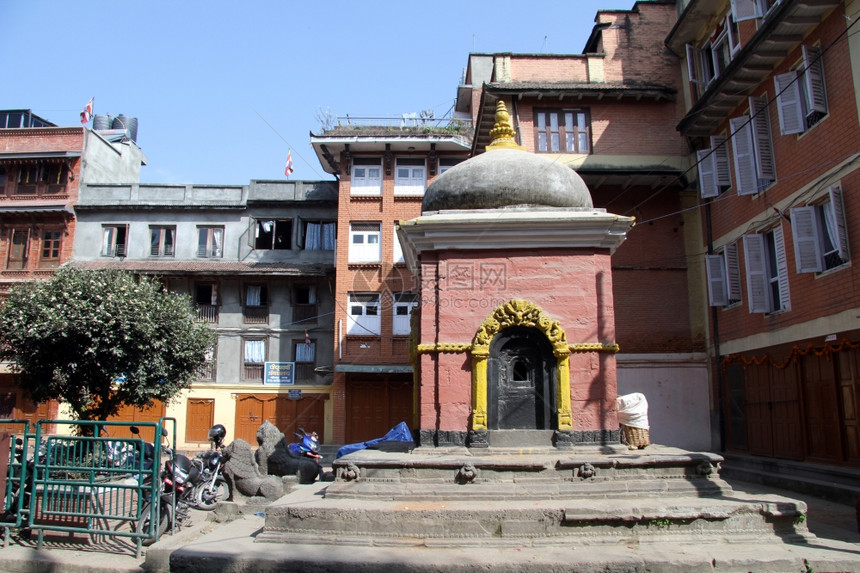 尼泊尔Patan住宅区院子里的佛教圣殿图片