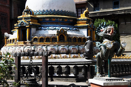 尼泊尔帕坦佛教寺庙中的白石雕和青铜塑图片