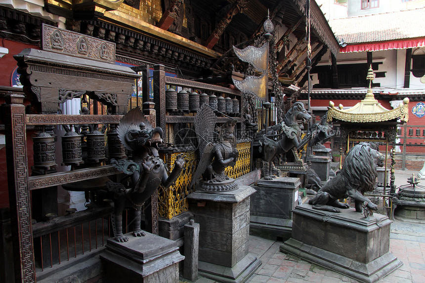 尼泊尔Patan的佛教寺庙中青铜雕塑图片