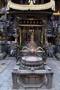 尼泊尔Patan的佛教寺庙中青铜华拉图片