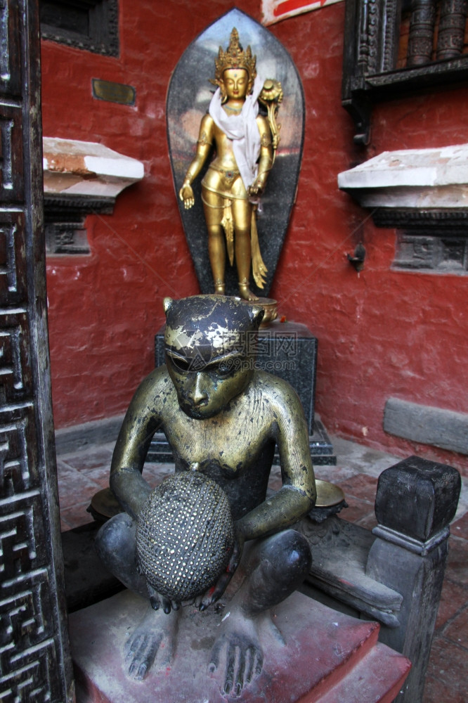 尼泊尔Patan的佛教寺庙拐角处的铜猴子图片