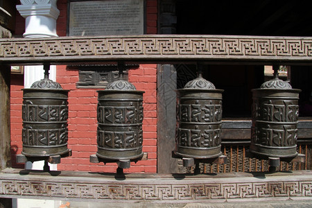 尼泊尔Patan寺庙墙附近的铜鼓图片