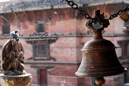 尼泊尔钟尼泊尔Khatmandu的Durbar广场铜铃和鸽子背景