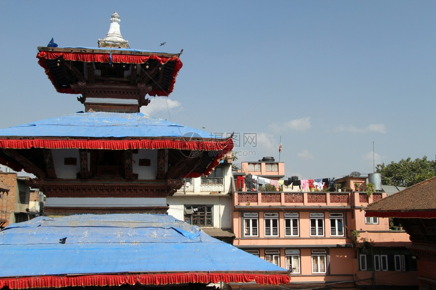尼泊尔哈特曼杜杜杜巴尔广场上印度教寺庙的蓝色屋顶图片