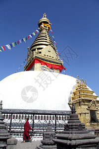 斯瓦扬布纳寺一名和尚在尼泊尔加德满都StupaSwayambhunath附近行走背景