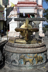 Swayambhunath石头神庙上的青铜瓦杰拉图片