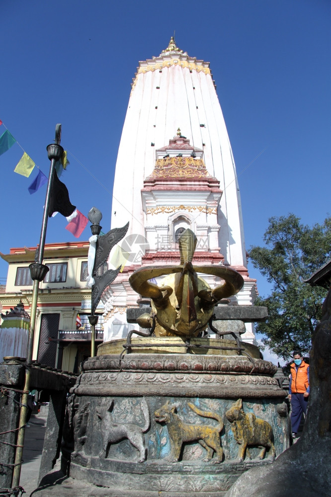 尼泊尔加德满都Swayambhunath附近白色Stupa和青铜瓦杰拉图片