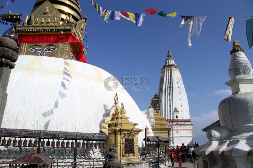 人们在尼泊尔加德满都的StupaSwayambhunath周围散步图片