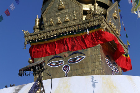 尼泊尔加德满都的有眼斯韦安布努特佛塔高清图片