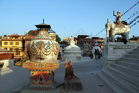 尼泊尔加德满都StupaBodnath底部大花瓶图片
