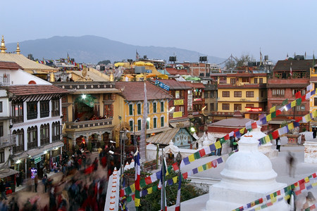 人们在尼泊尔加德满都走着路StupaBodnath图片