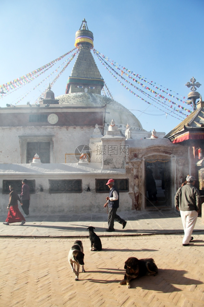 人们在尼泊尔加德满都StupaBodnth附近行走图片