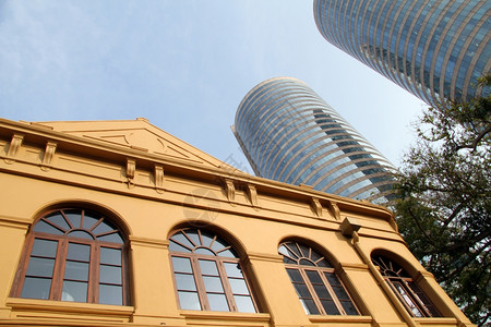 两座摩天大楼和在斯里兰卡Coliombo用拱窗建造的大楼图片