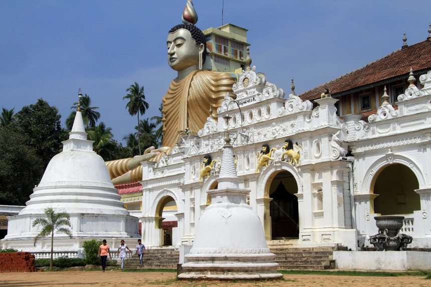 斯里兰卡迪克韦拉附近的WewurukannalaVihara的寺庙和佛图片