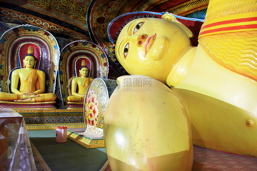 斯里兰卡穆基加拉山洞中沉睡的佛和雕像图片