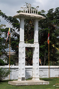 斯里兰卡蒂萨马哈拉大寺庙附近的佛教钟图片