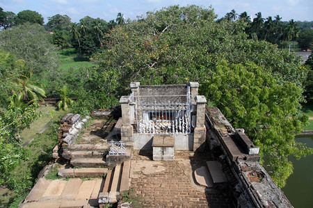 特乌拉达阿努拉达普拉Isurumuniya岩寺的佛教圣地背景