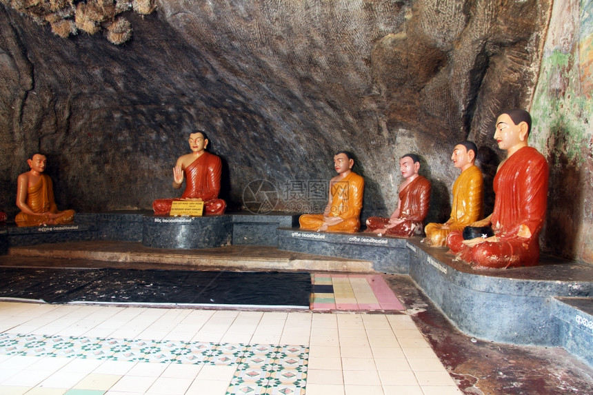 斯里兰卡AnuradhapuraIsurumuniya岩石寺庙洞穴中的佛和僧侣雕像图片