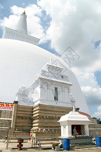 斯里兰卡Anuradhapura附近神殿中的佛像图片