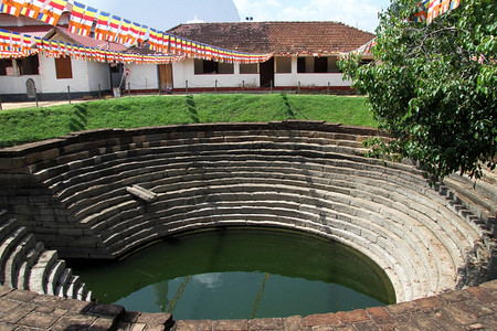 在斯里兰卡Anuradhapura的佛教修道院里用水浇背景图片